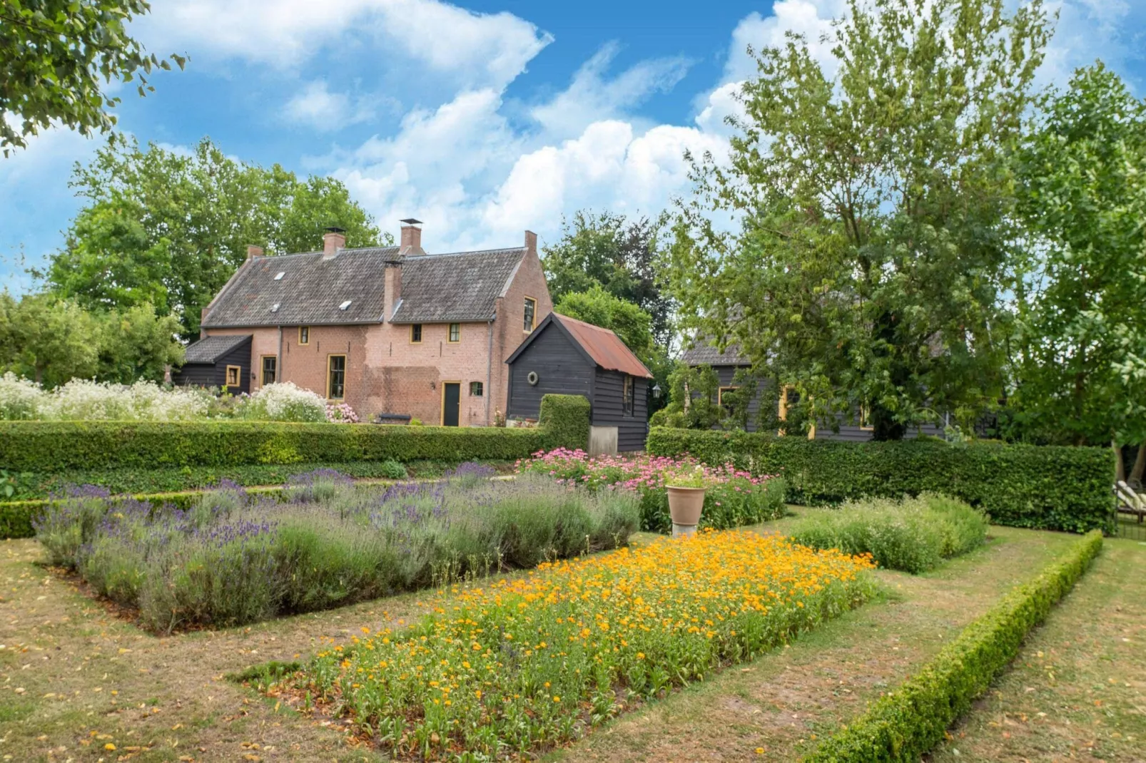 Koetshuis 't Geyn-Landgoed Noordenhoek-Buitenkant zomer