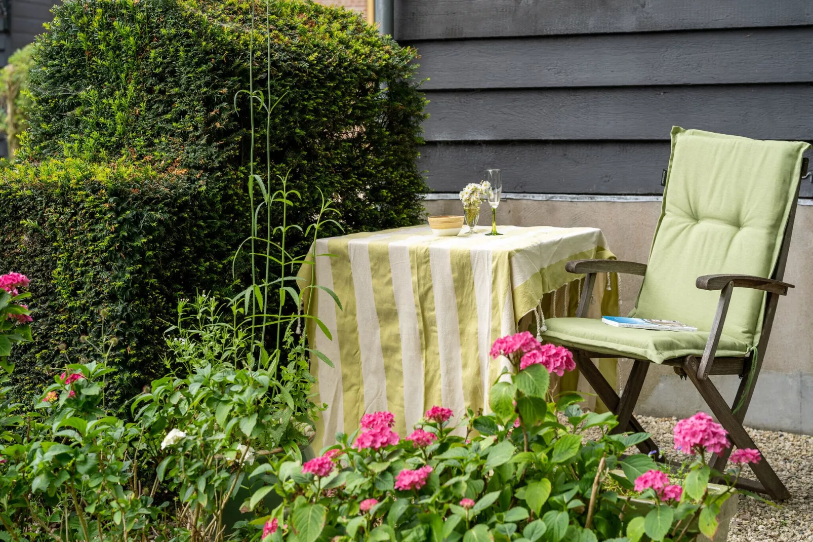 Koetshuis 't Geyn-Landgoed Noordenhoek-Tuinen zomer