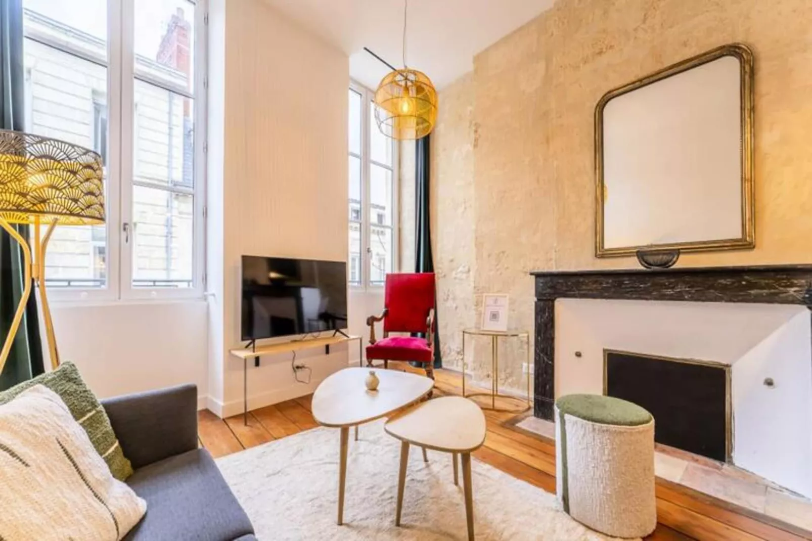 Charmant Et Rayonnant Appartement De 55 M&sup2; Situ&eacute; Dans Le Coeur De Bordeaux-Woonkamer