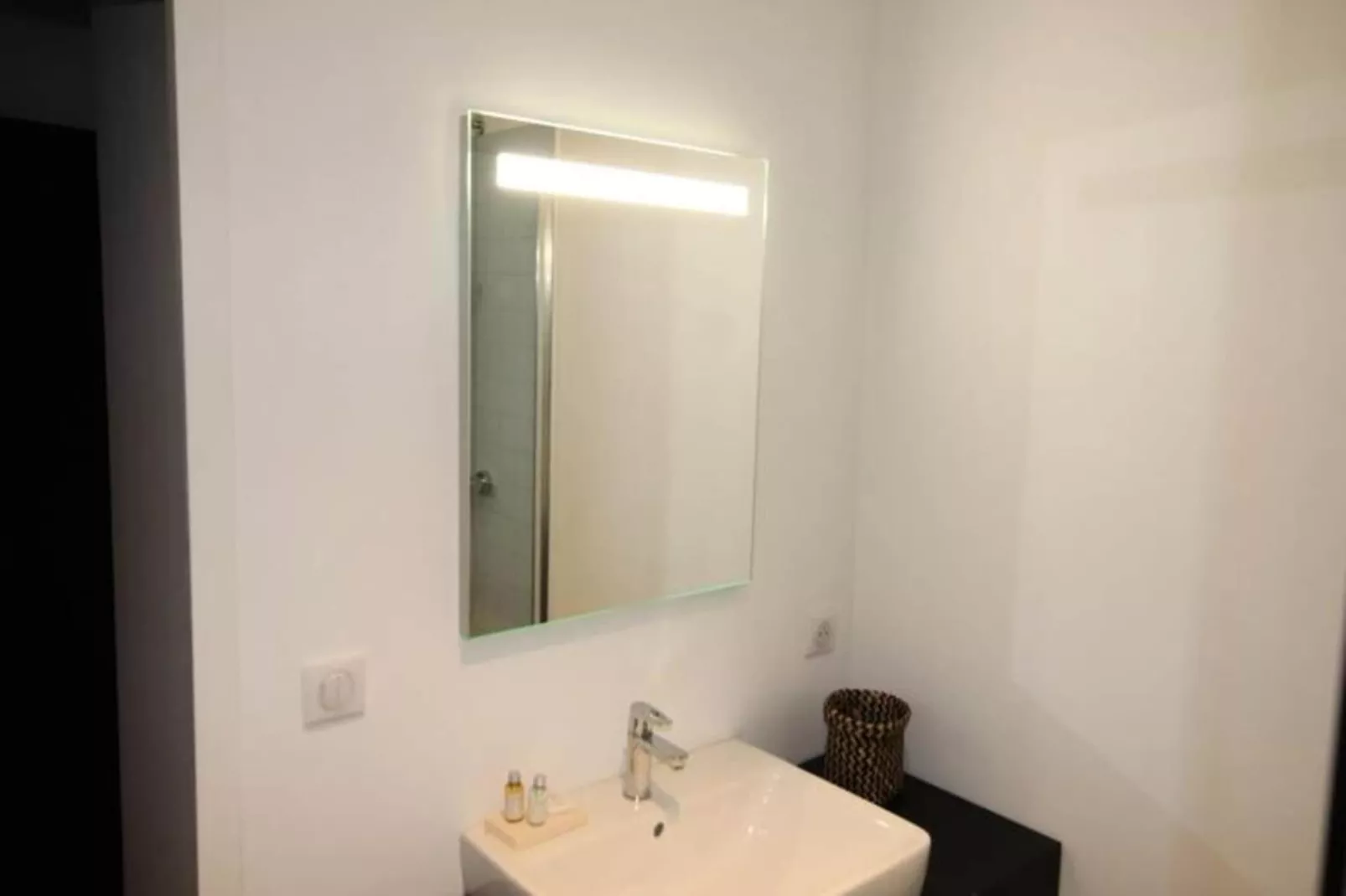 Charmant Et Rayonnant Appartement De 55 M&sup2; Situ&eacute; Dans Le Coeur De Bordeaux-Woonkamer