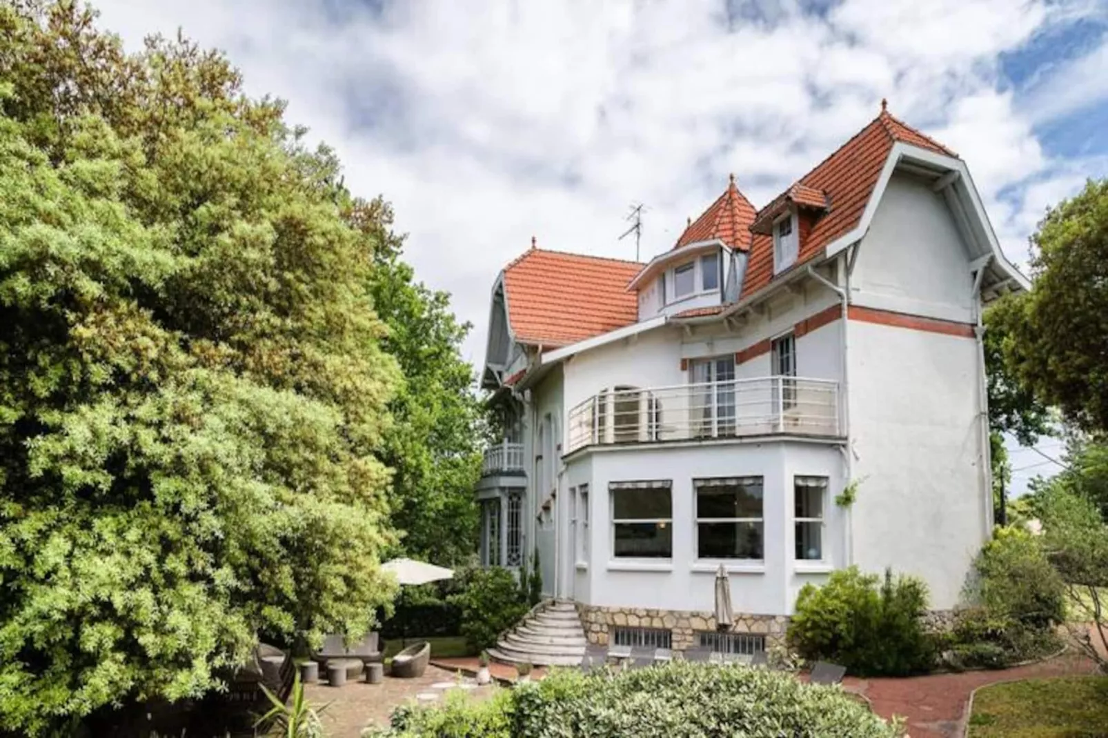 Villa  Arcachonnaise Spacieuse Au Style Authentique Proche De La Plage-Image-tags.