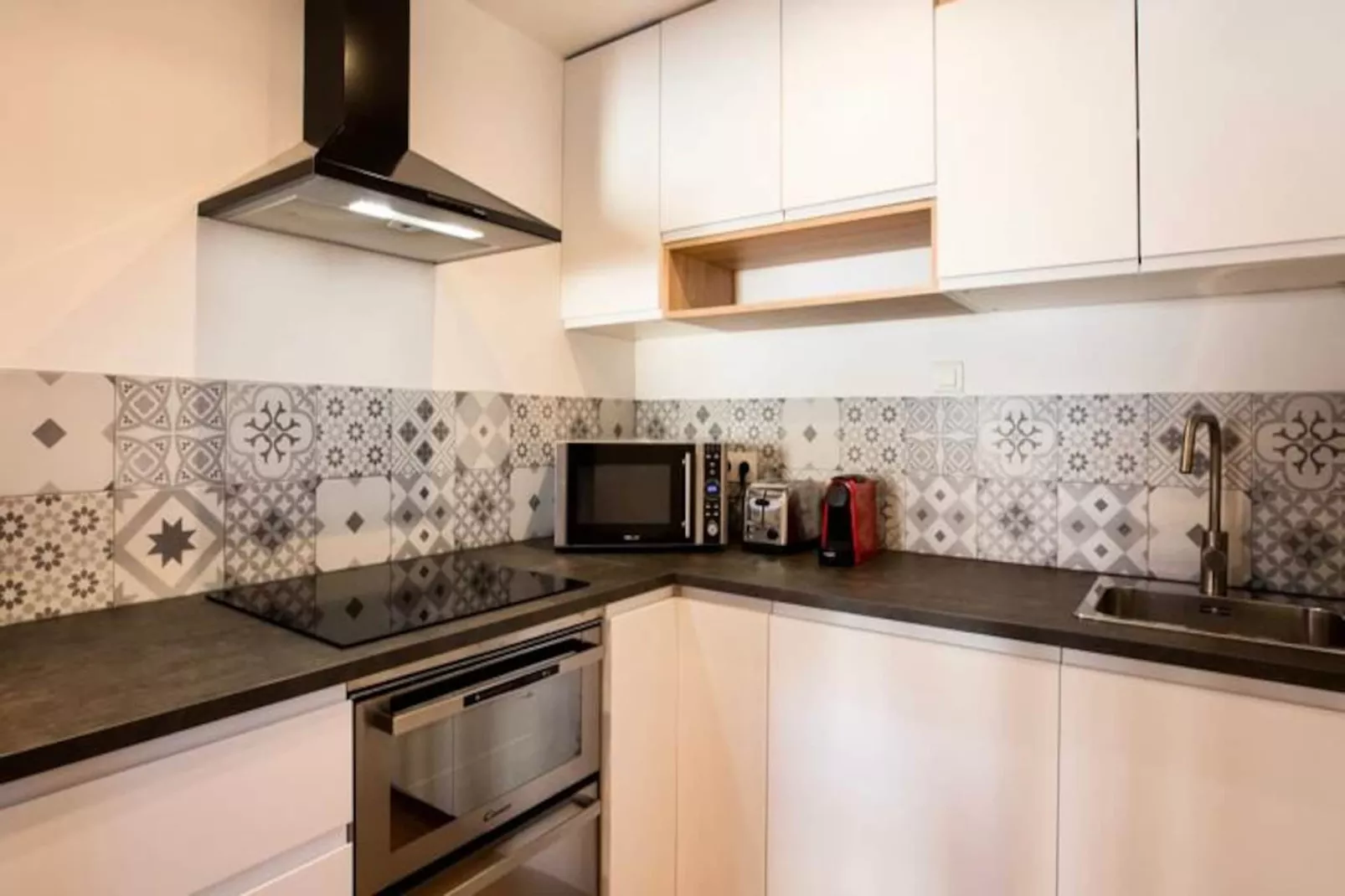 Les Toits De Sainte Ursule-Image-tags.