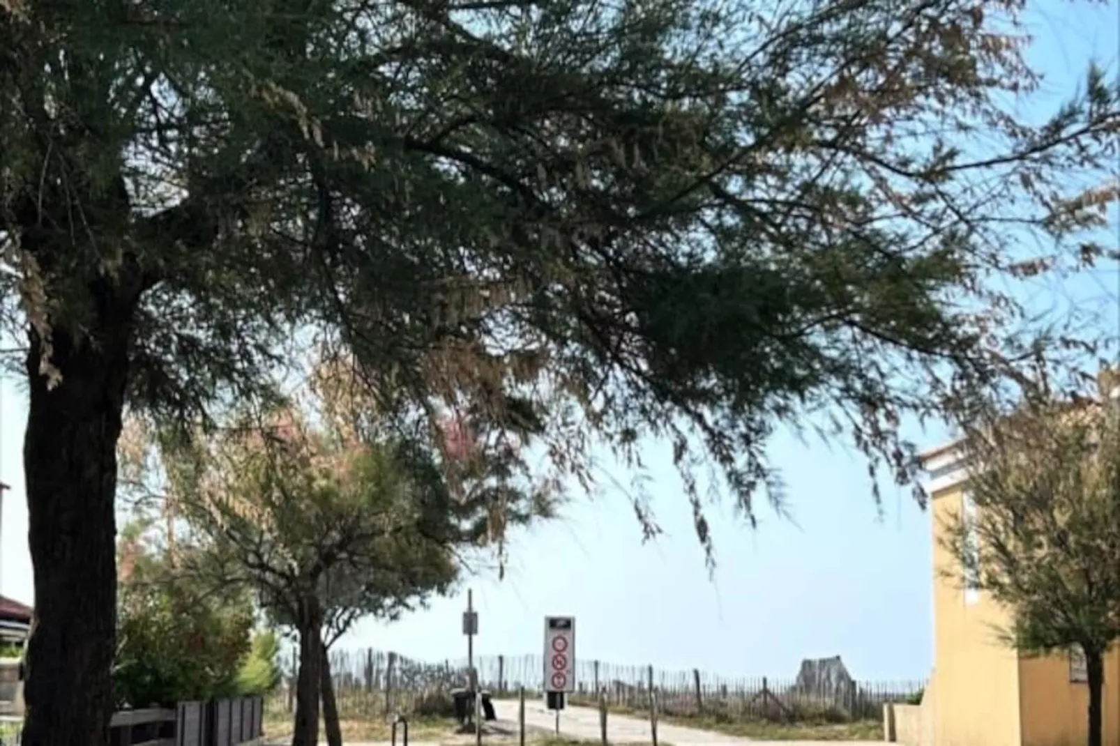 La Coquette En Bord De Plage-Image-tags.