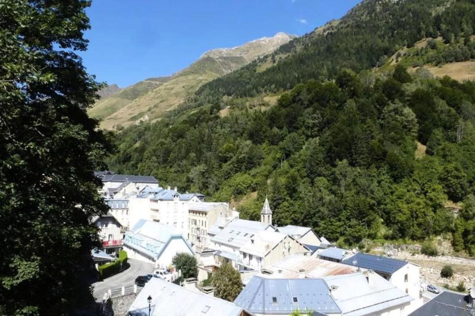 Résidence Neouvielle-Buitenkant zomer