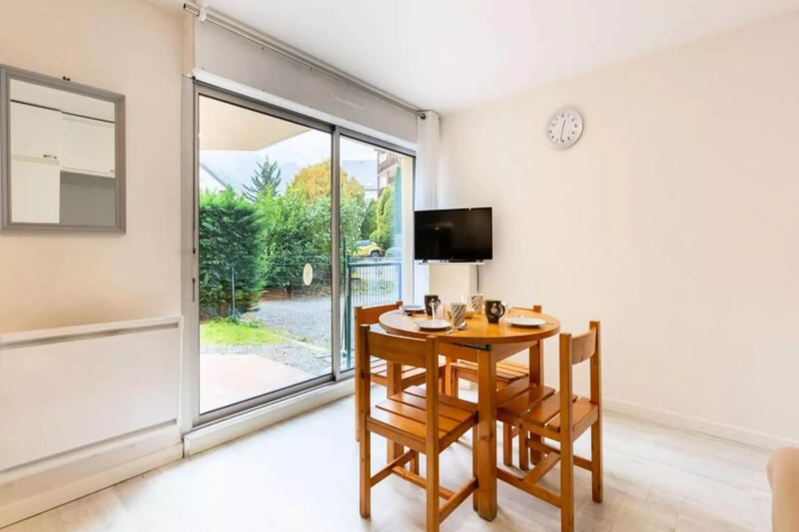 Résidence H.th.ii:bat.6-Eetkamer