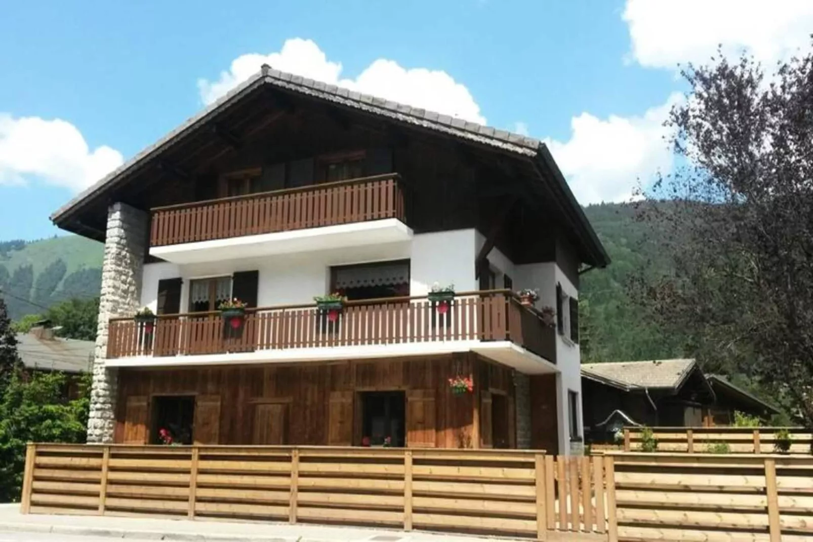 Résidence L'outo-Buitenkant zomer