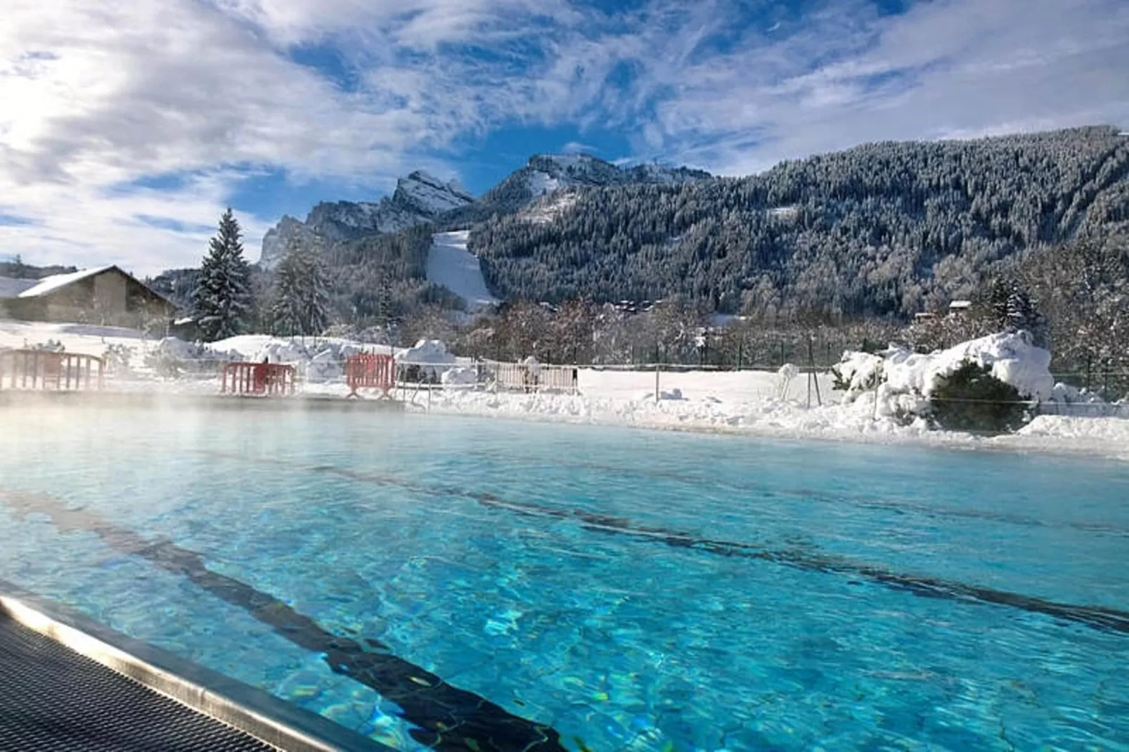 Studio à Les Carroz-d'Arâches-Zwembad