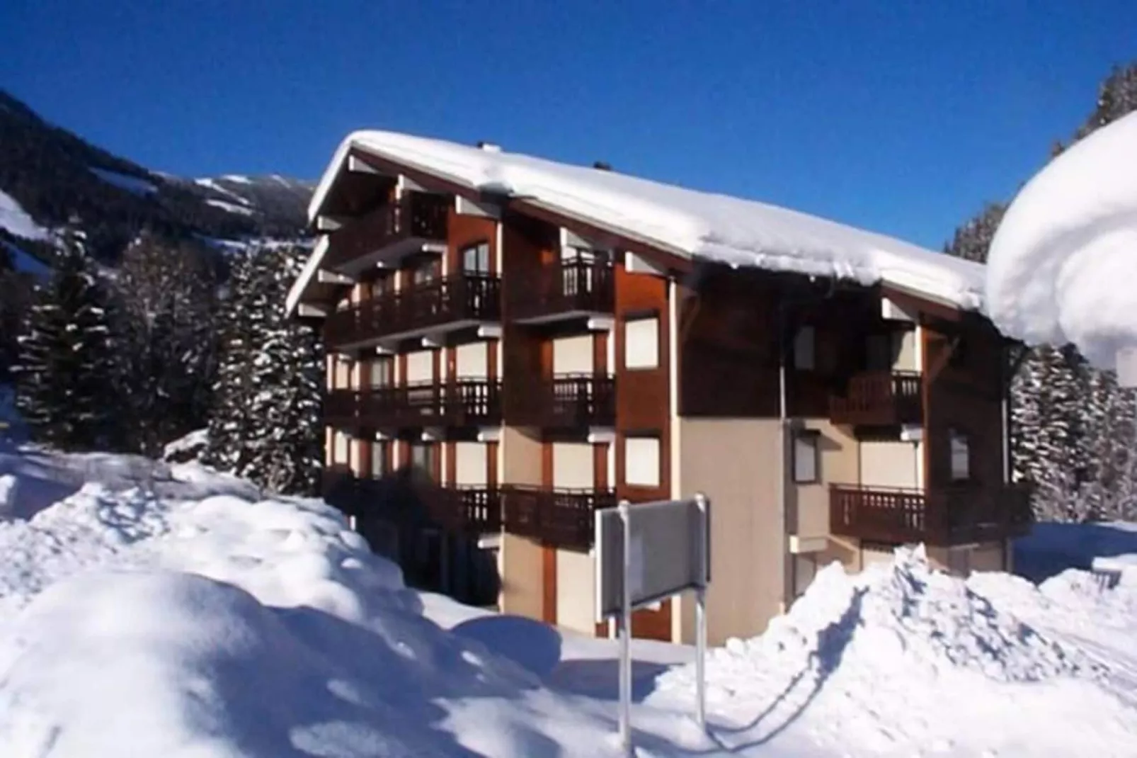 Résidence Le Perce-neige-Buitenkant zomer