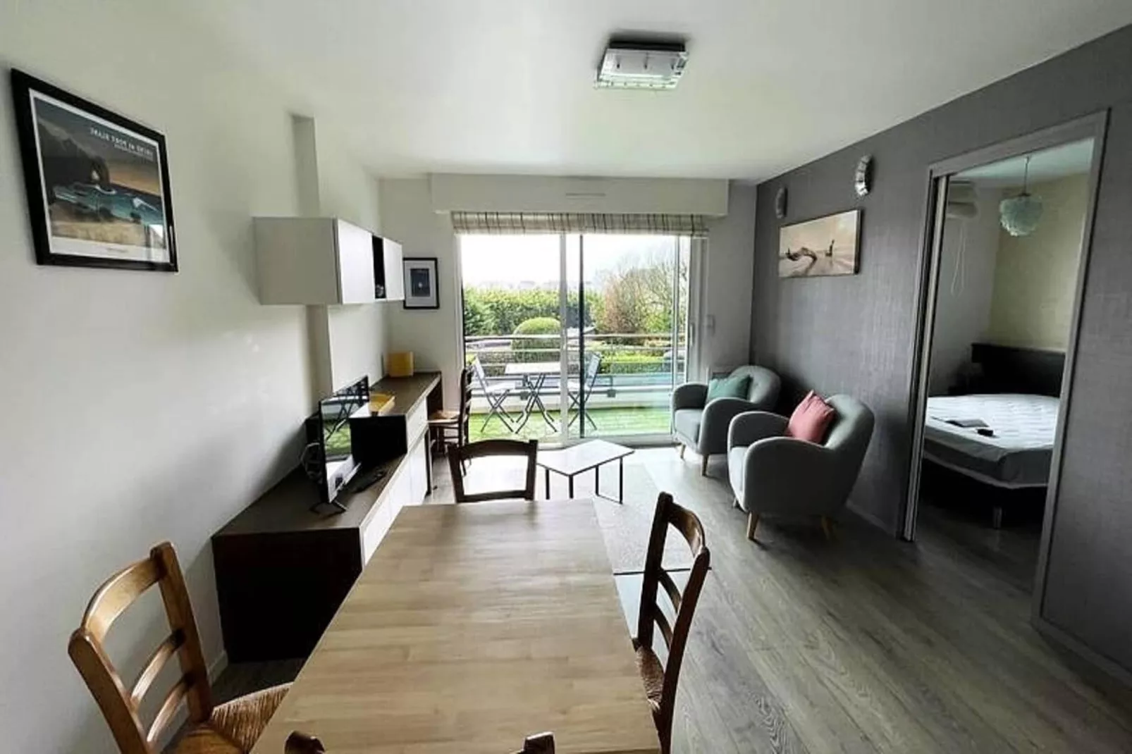 Résidence Bel Appartement En R&eacute;sidence Centre Ville  Avec Parking Class&eacute; 3*-Eetkamer
