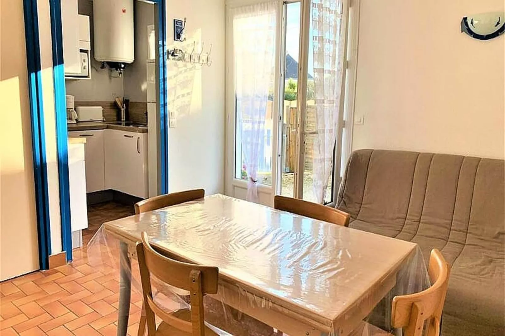 Résidence 28 Rue Des Corsaires-Eetkamer