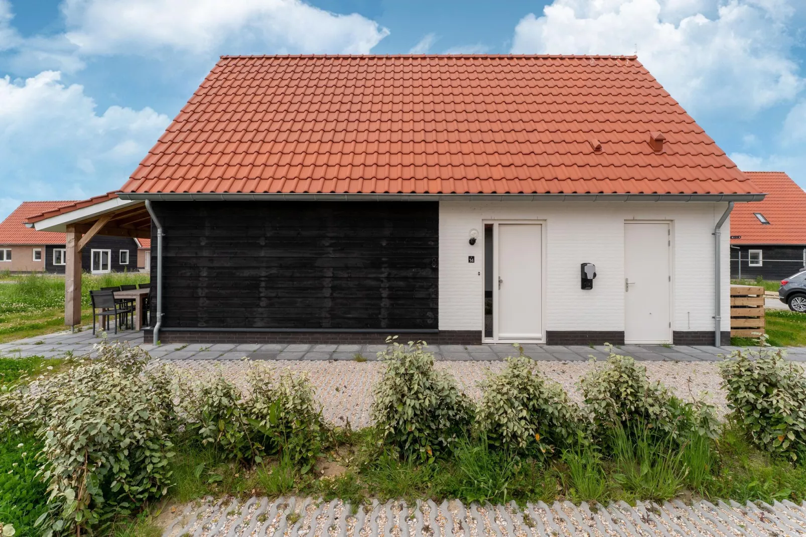 De Scholekster Huis Nr 14-Buitenkant zomer