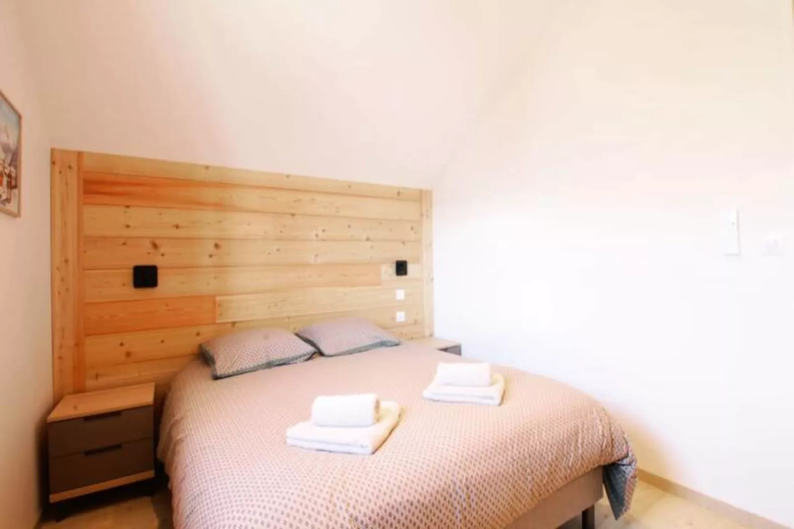 Jolie Maison Neuve Entre Villes Et Lacs-Image-tags.