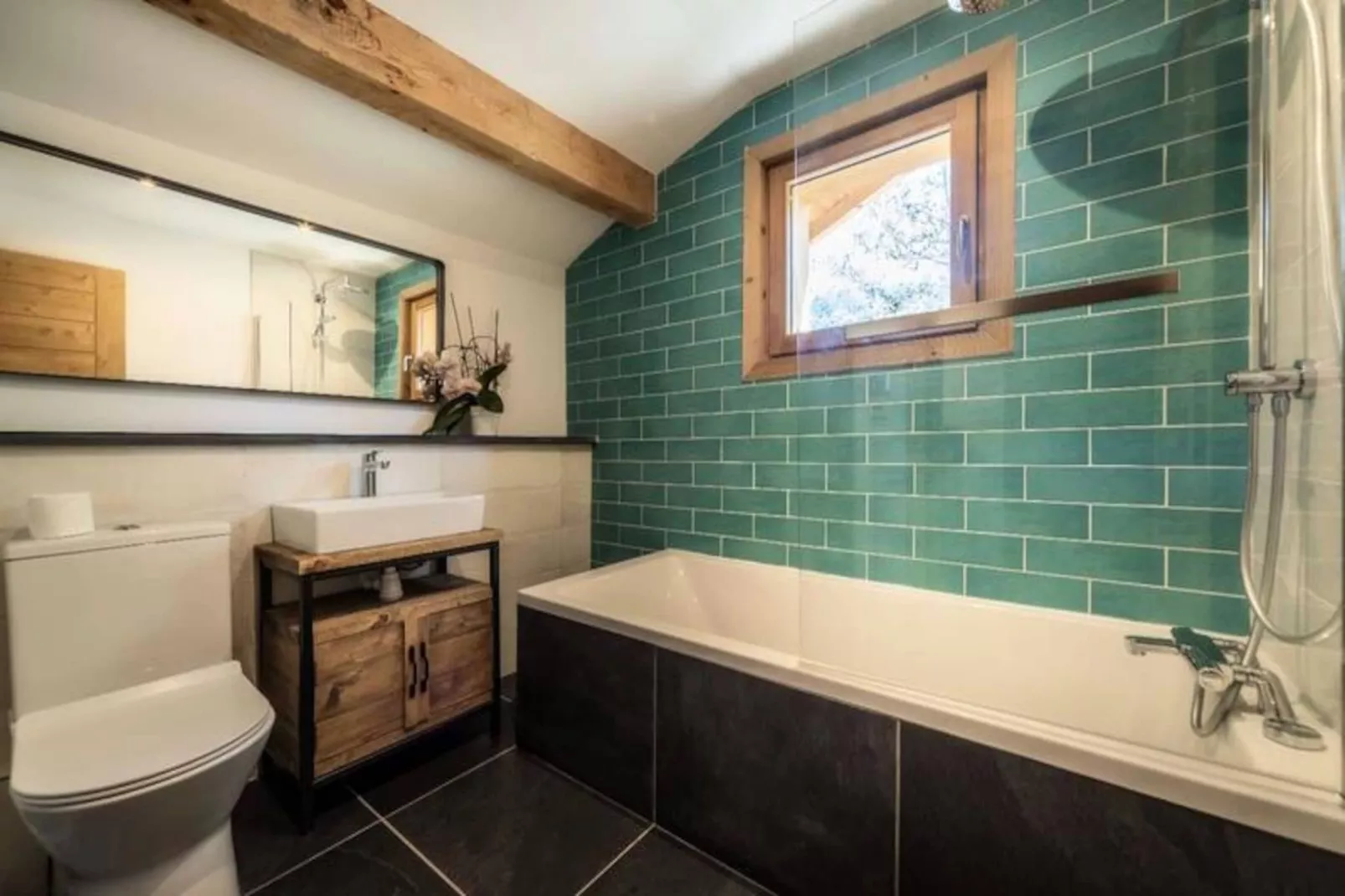 Chalet Roji-Image-tags.