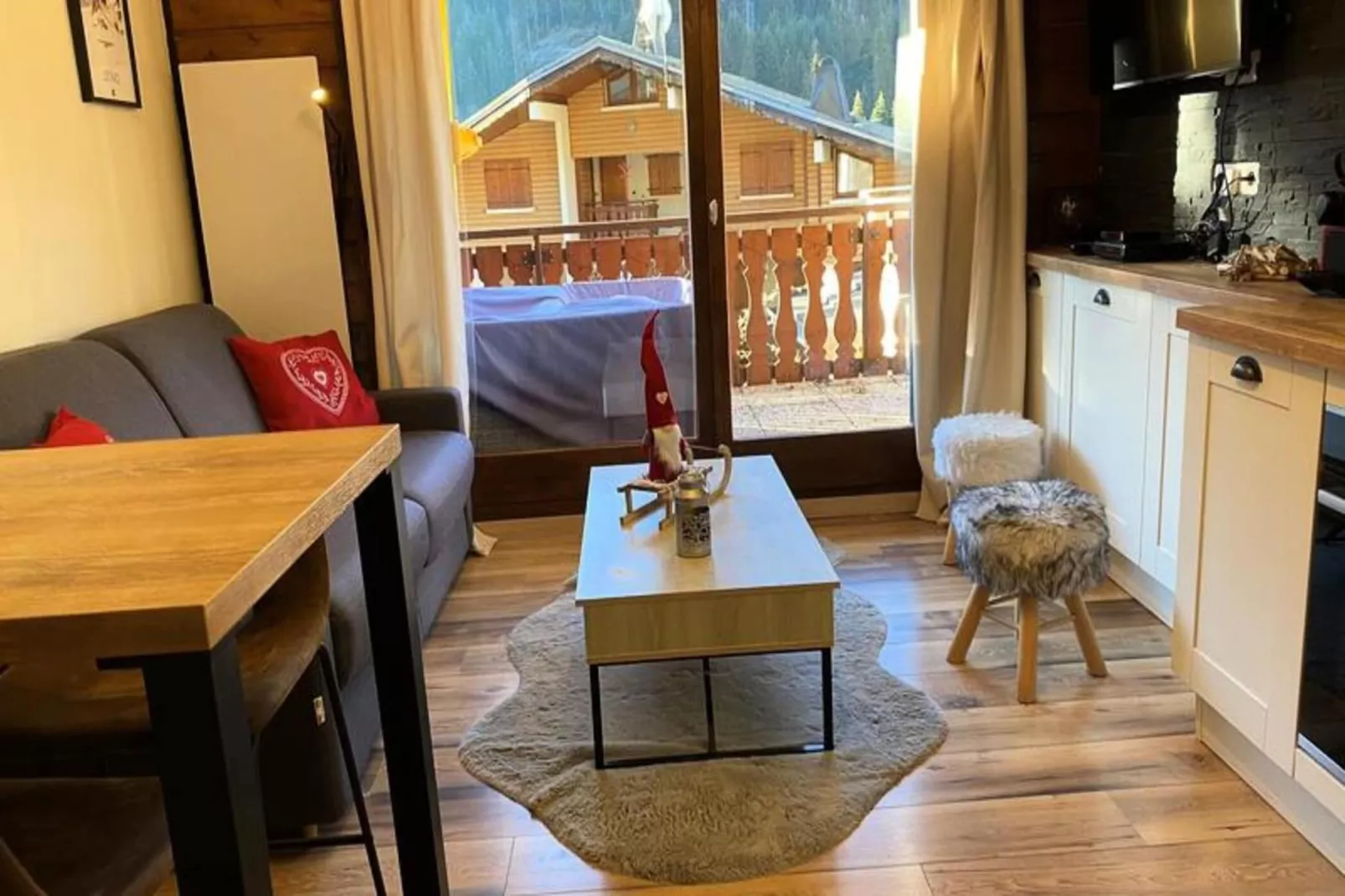 Résidence Les Perthuis-Buitenkant zomer