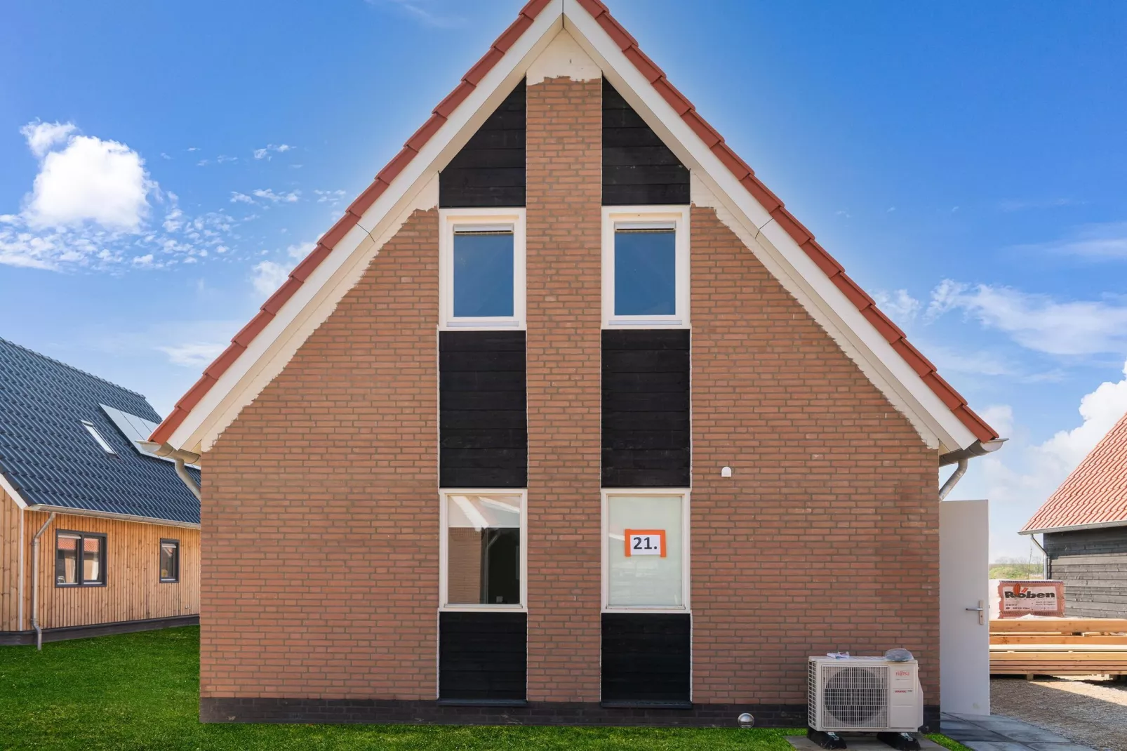 De Tjiftjaf Huis Nr 21-Buitenkant zomer