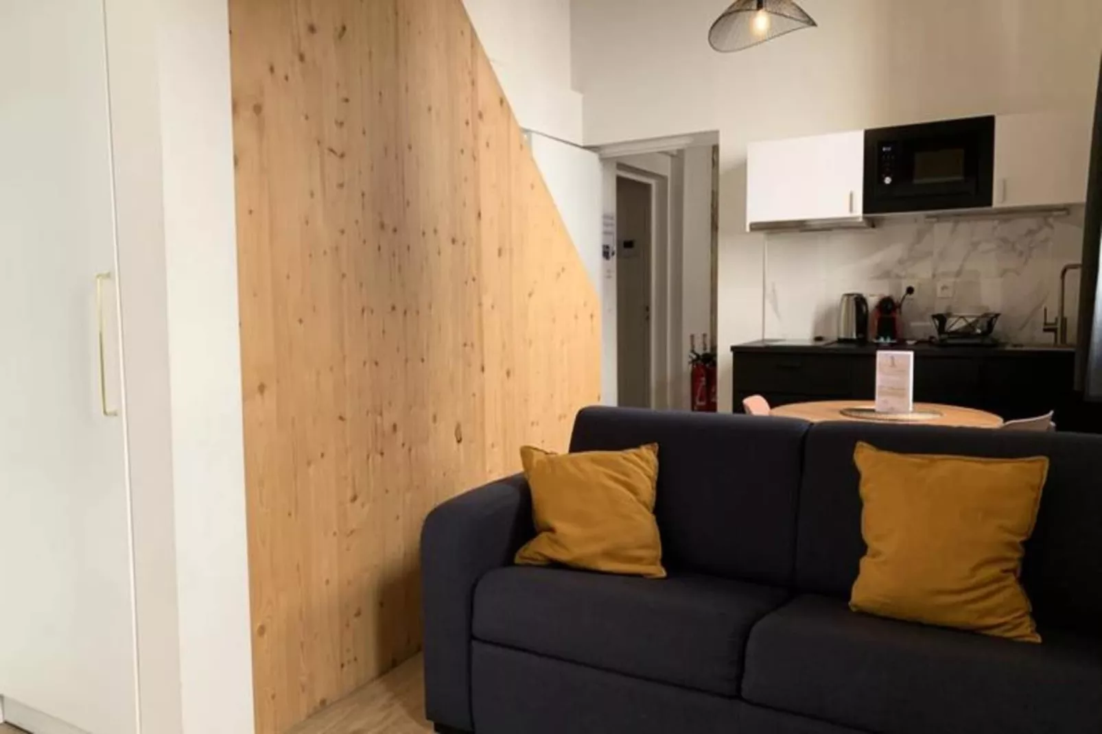 Duplex Confortable Dans La Belle Pierre Plac&eacute; Au Porte De La Gare St-jean-Woonkamer