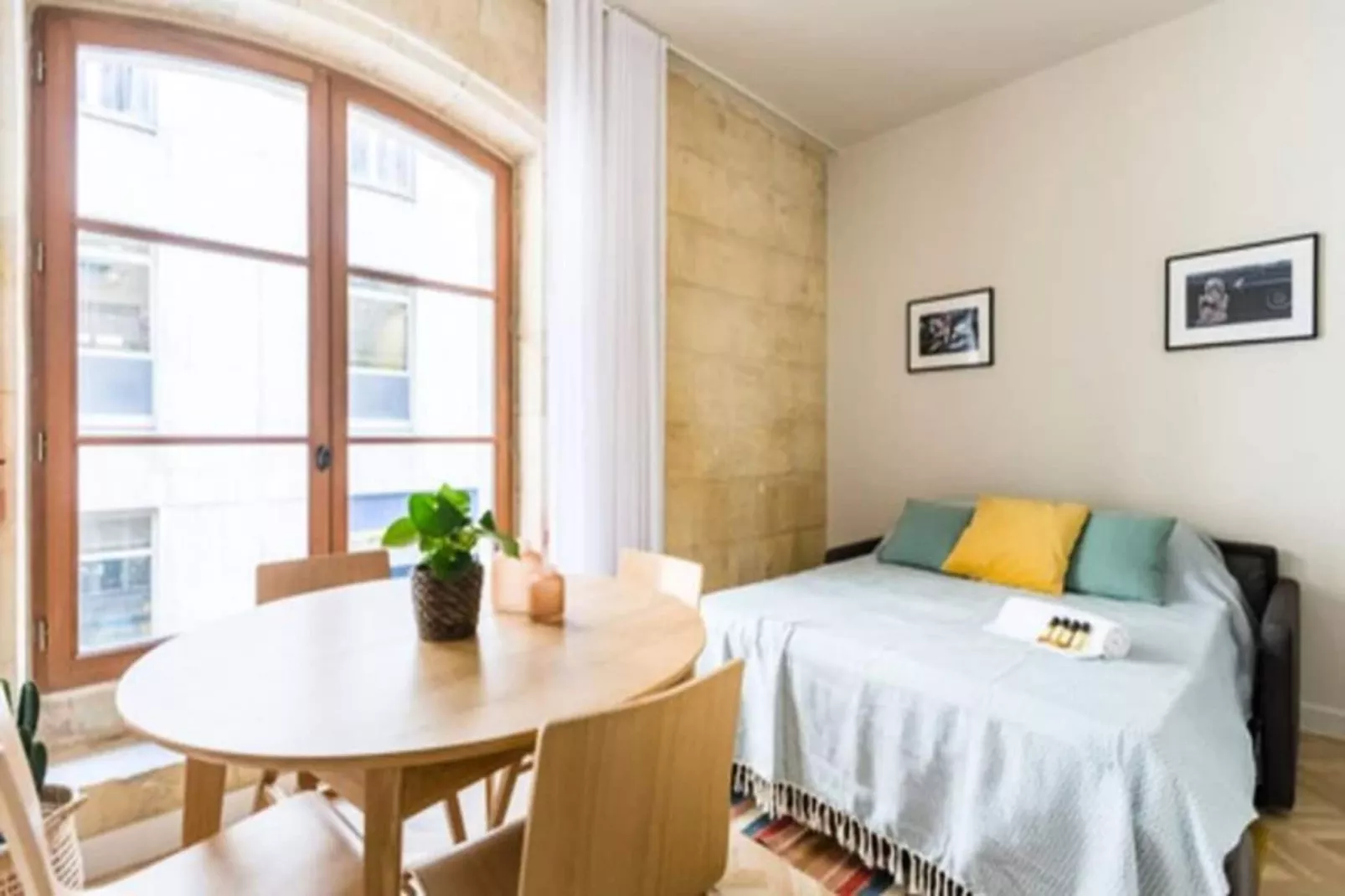 Superbe Appartement Typiquement Bordelais En Hypercentre Pour 4 Personnes-Eetkamer