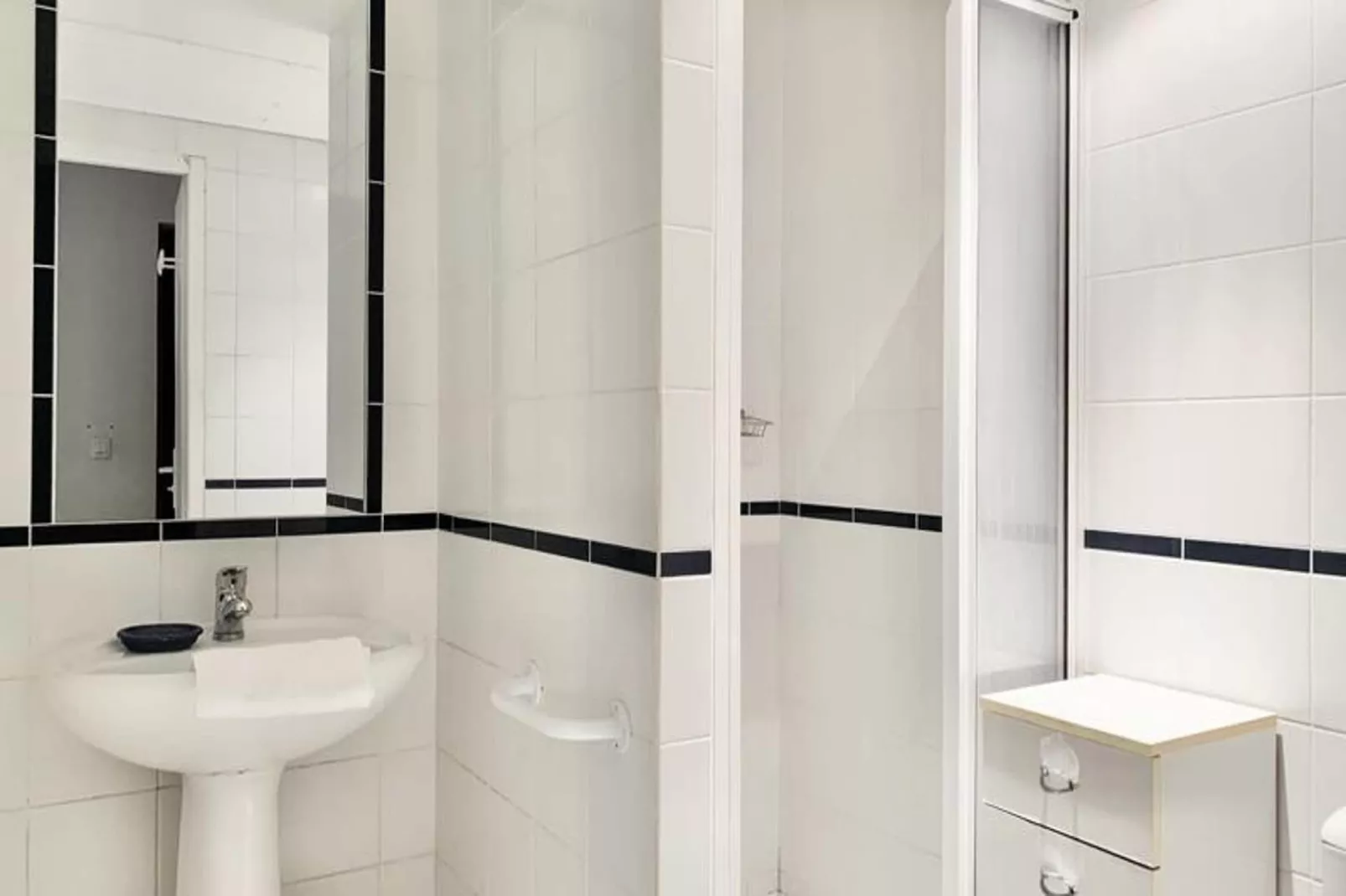 | L'alc&ocirc;ve De Vaucanson 🟡 Centre Historique | Place Vaucanson-Badkamer