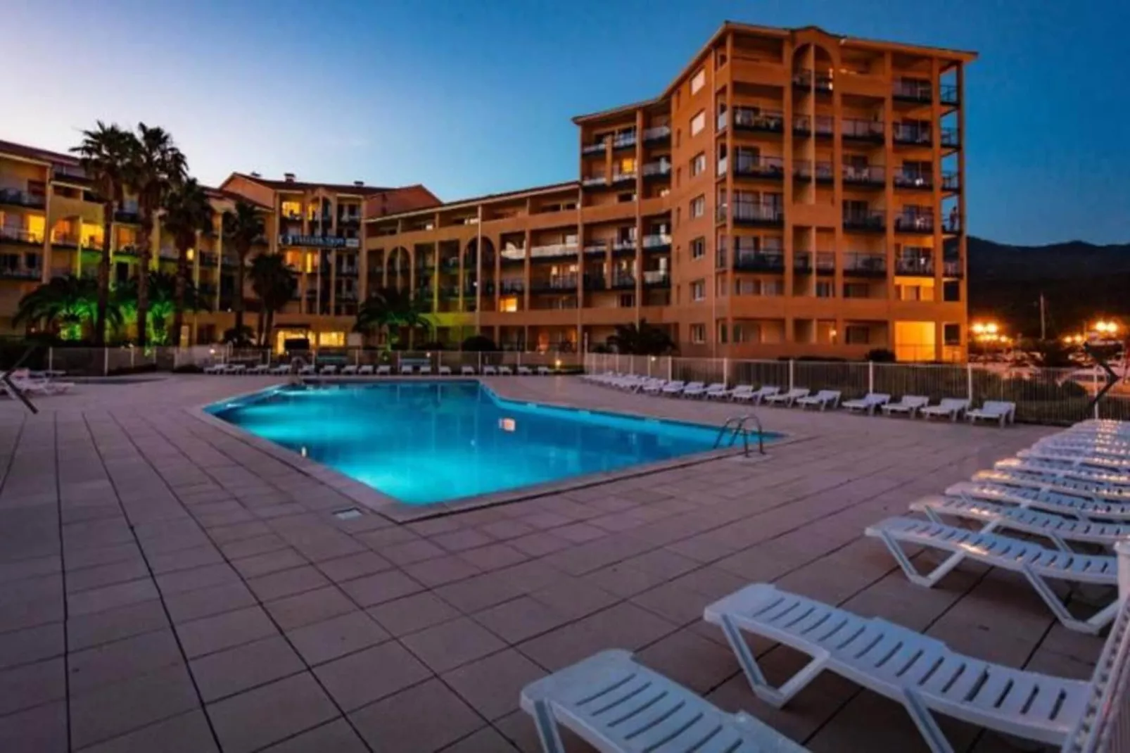 Résidence Mer & Golf Port Argelès***-Buitenkant zomer