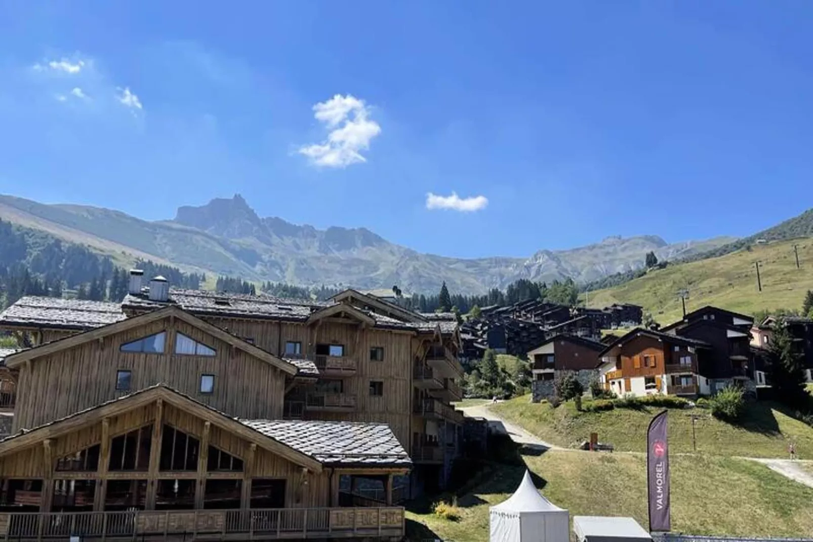 Résidence Valeriane-Buitenkant zomer