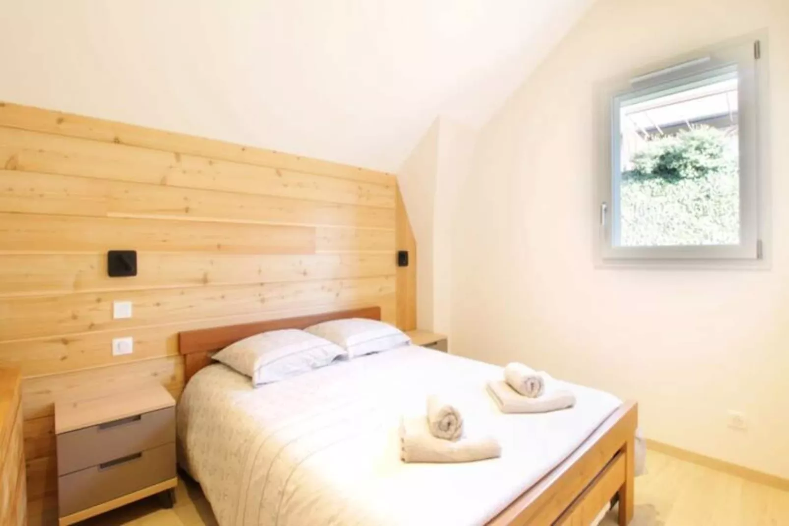 Jolie Maison Neuve Entre Villes Et Lacs-Image-tags.