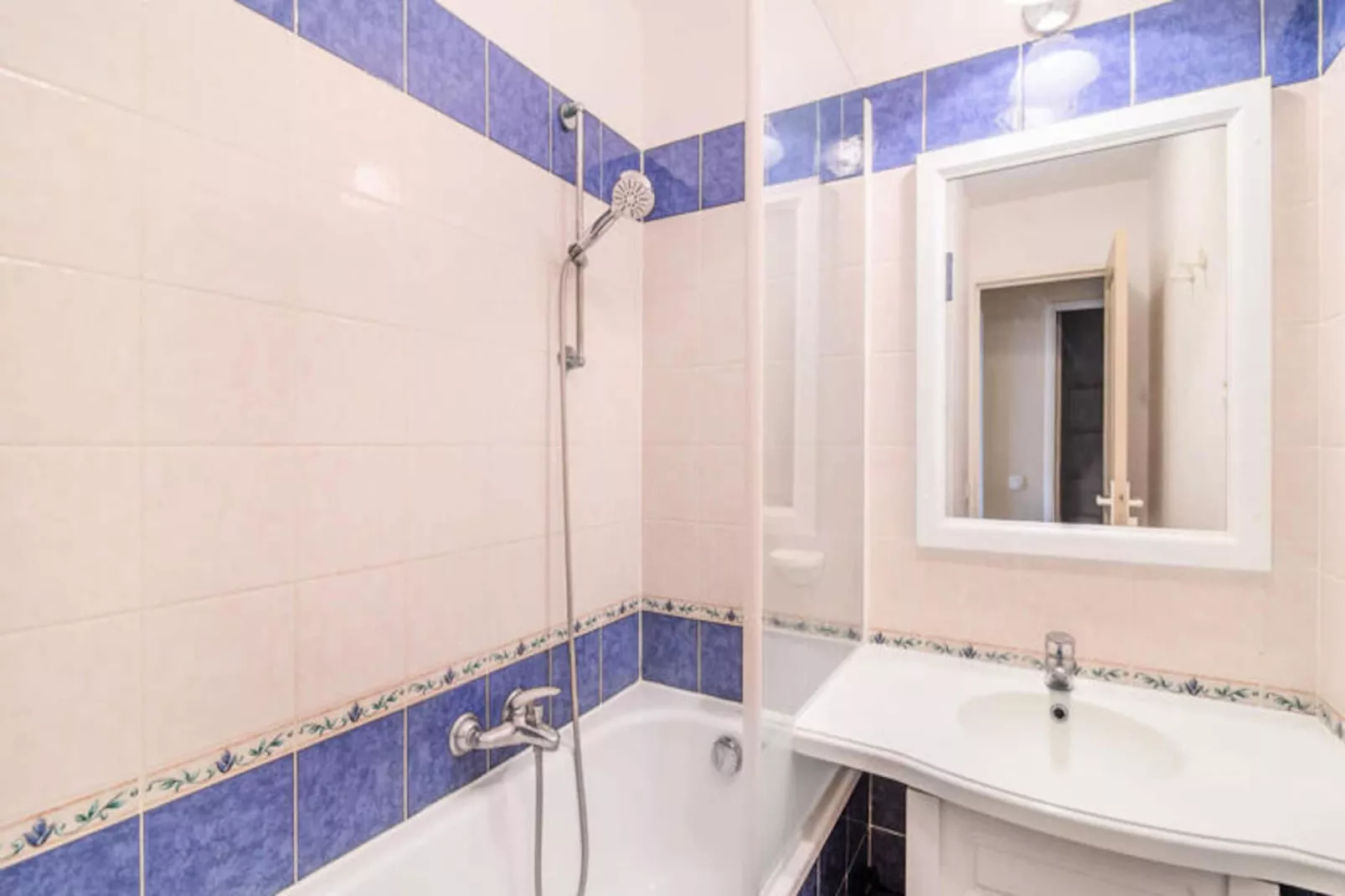 Appartement in Roquebrune bij Bougnon Strand-Image-tags.