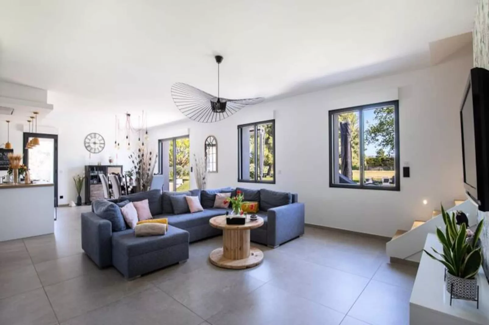 Maison Contemporaine - Grand Jardin Et Piscine Priv&eacute;e-Image-tags.