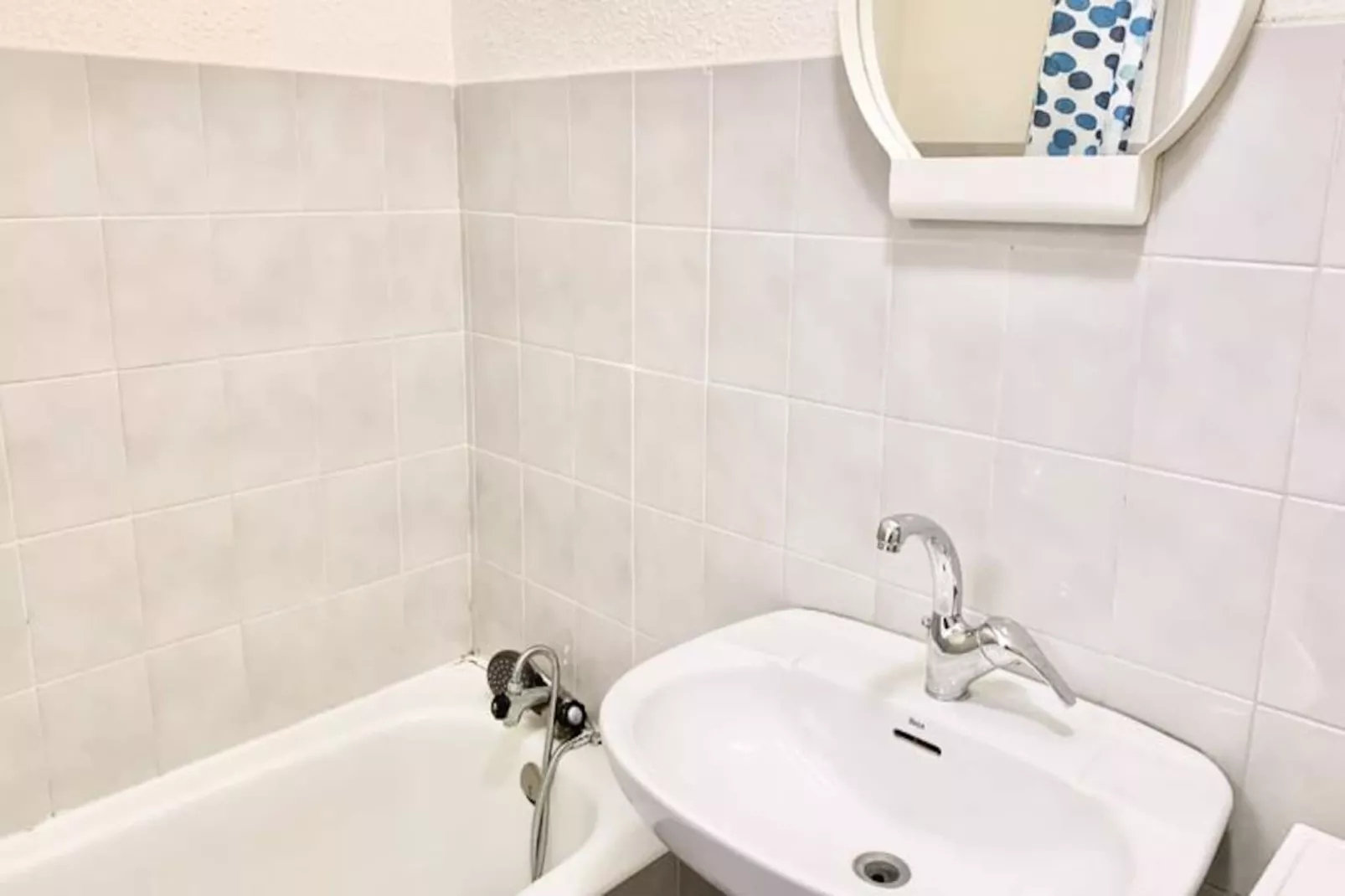 | The Red One 💋| Studio Canap&eacute;-lit | Proche Gem, Gare-Image-tags.