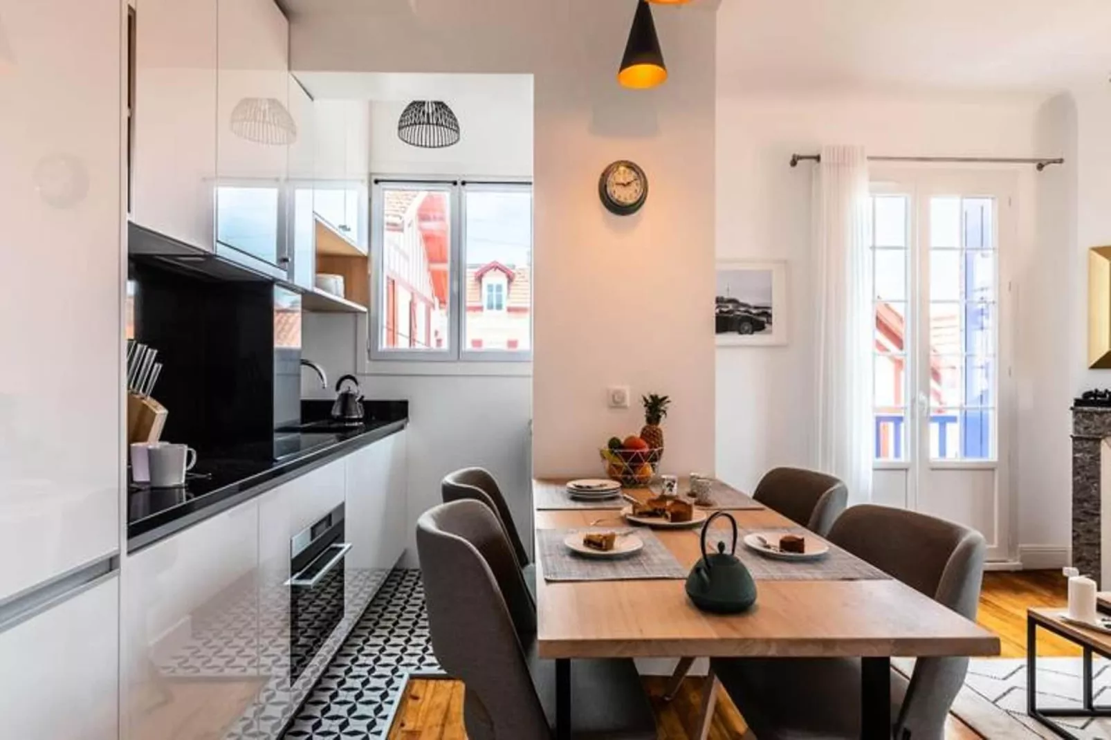 Superbe Appartement Plein De Charme Avec Balcon, 2ch, &agrave; 5min De La Plage-Eetkamer