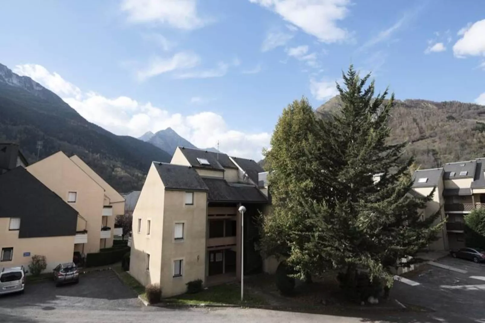 Résidence Arches Daure Bata-Image-tags.