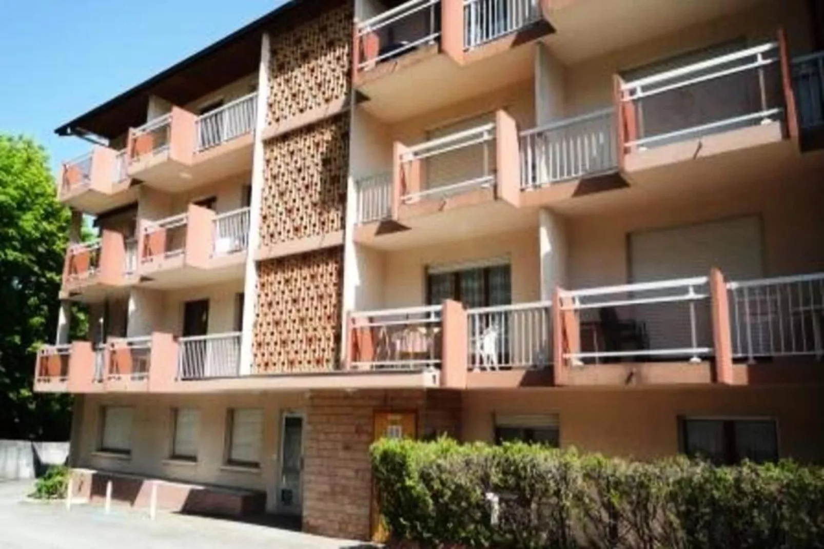 Résidence Le Saint Charles A-Buitenkant zomer