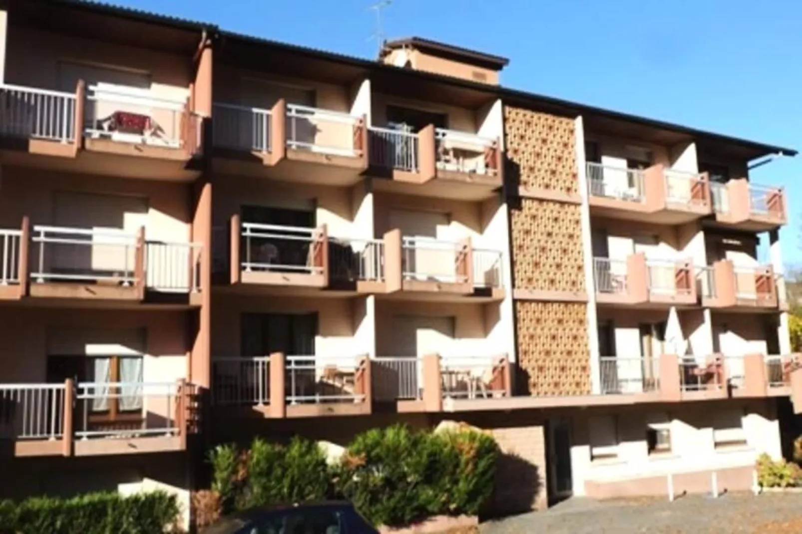 Résidence Le Saint Charles A-Buitenkant zomer