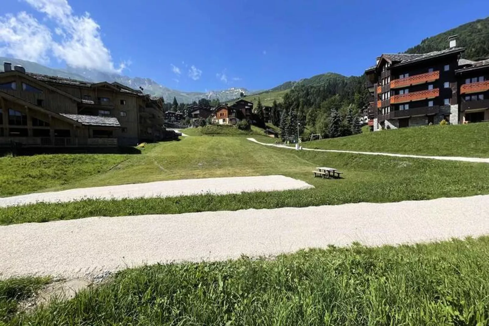 Résidence Valeriane-Buitenkant zomer