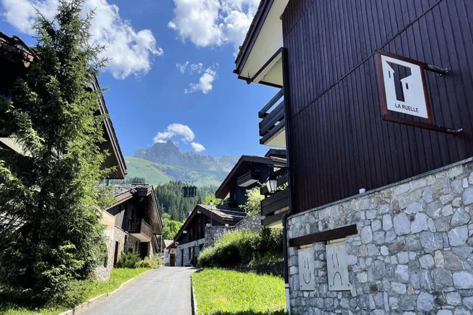 Résidence Ruelle-Buitenkant zomer