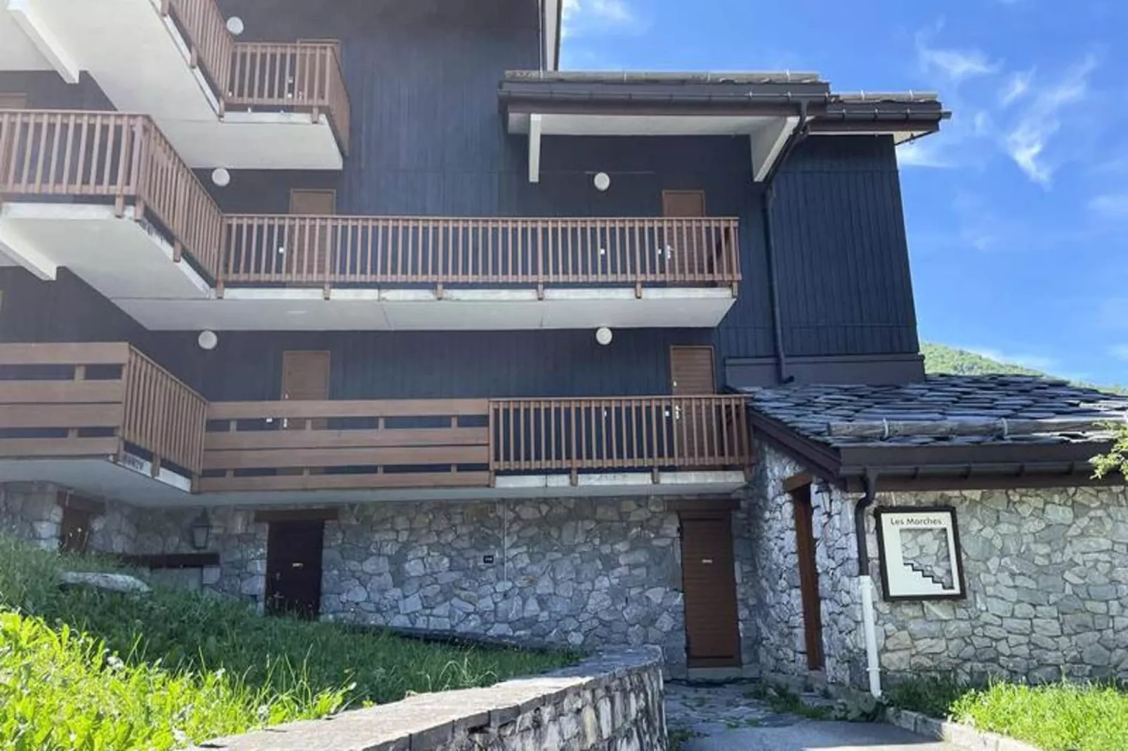 Résidence Marches-Buitenkant zomer