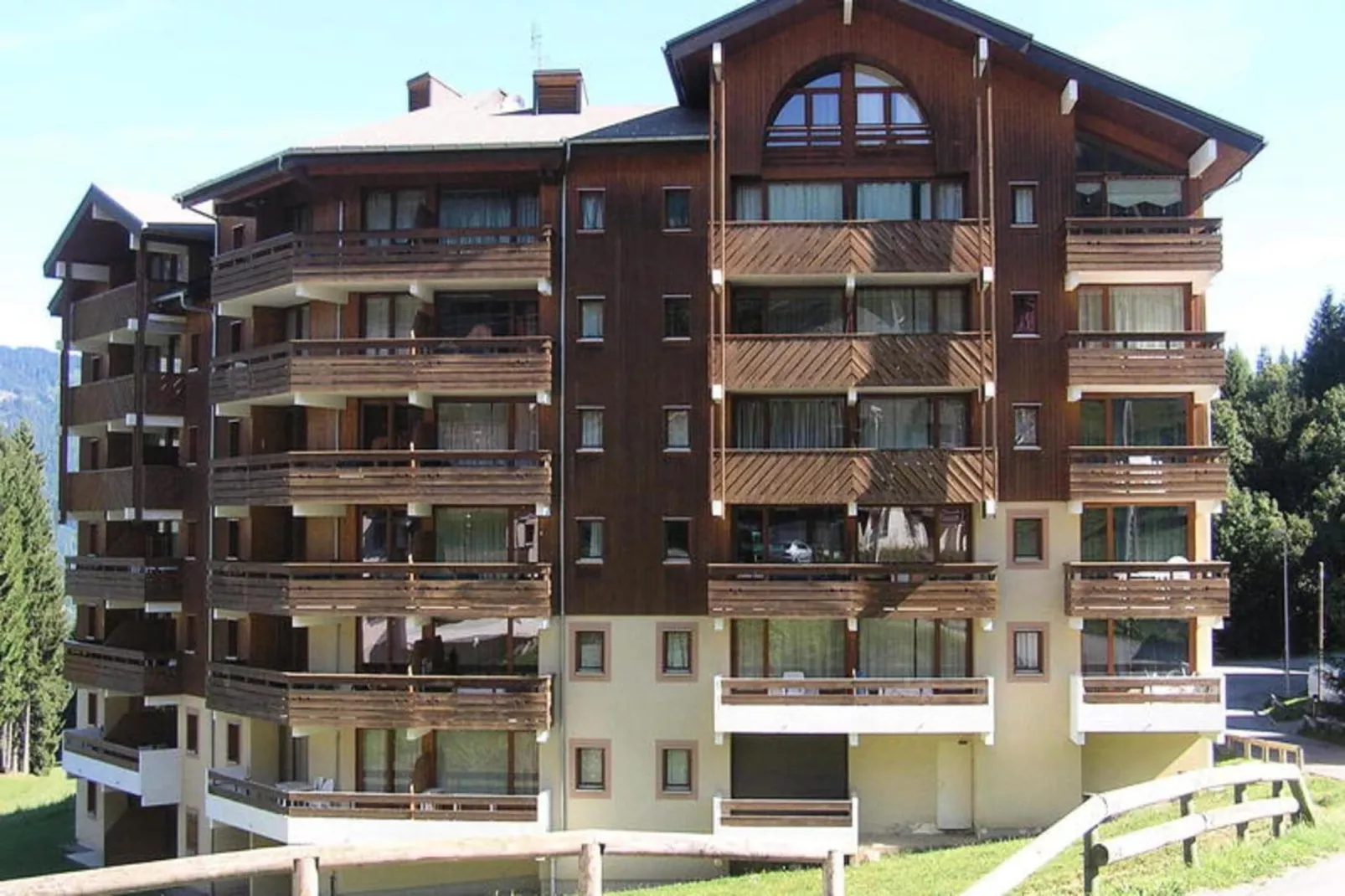 Résidence Gelinotte-Buitenkant zomer