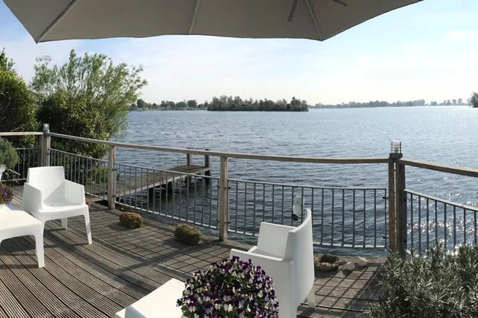 Watervilla Maasbommel-Uitzicht zomer