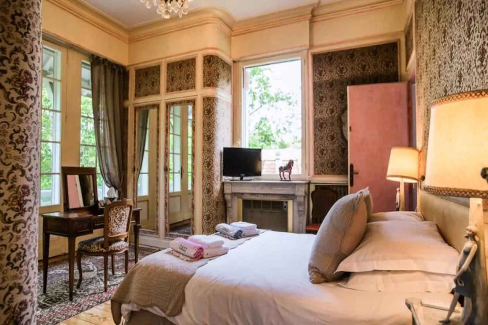 Villa  Arcachonnaise Spacieuse Au Style Authentique Proche De La Plage-Image-tags.