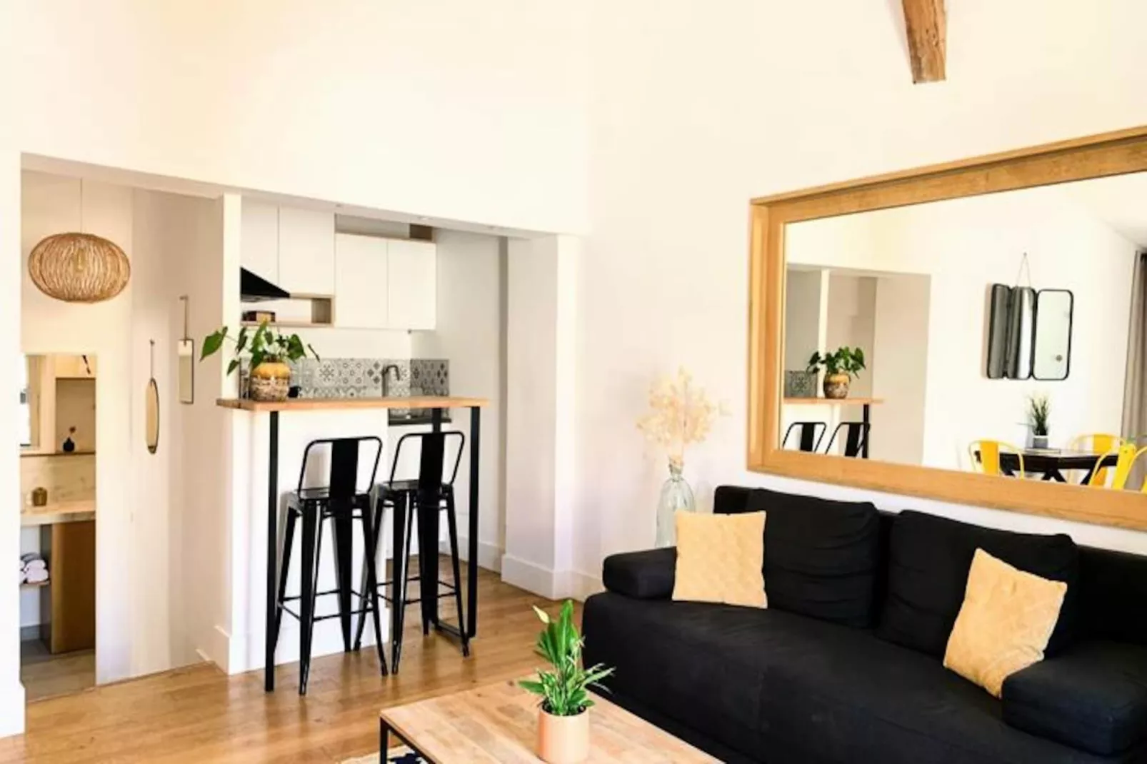 Les Toits De Sainte Ursule-Image-tags.