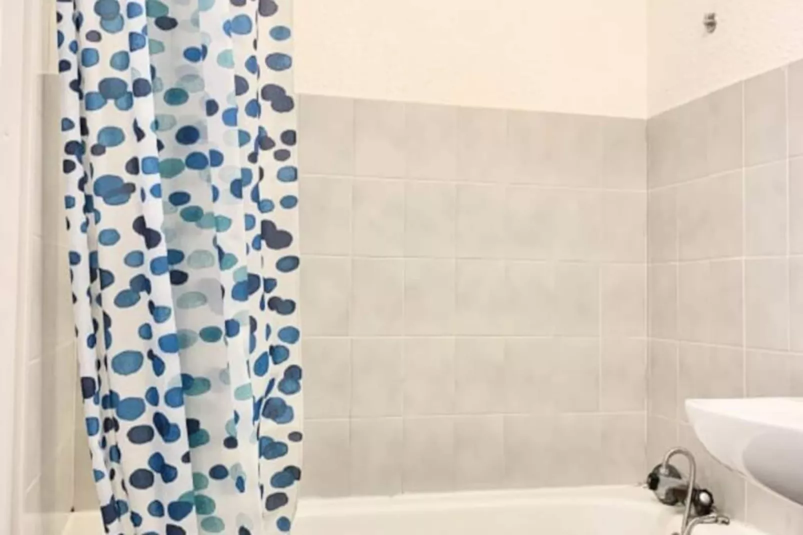 | The Red One 💋| Studio Canap&eacute;-lit | Proche Gem, Gare-Image-tags.