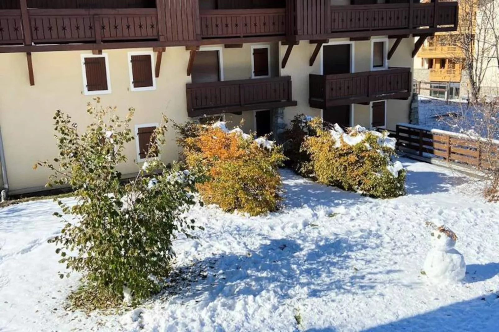 Chalet D'or B-Image-tags.