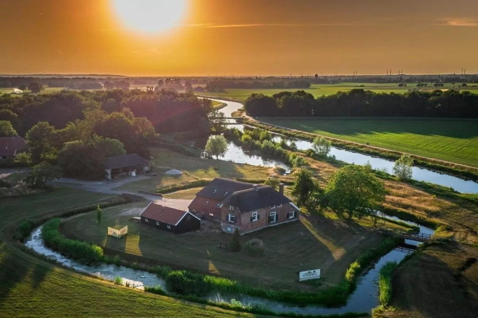 De stakenborg het voor- en achterhuis - Buitenkant zomer