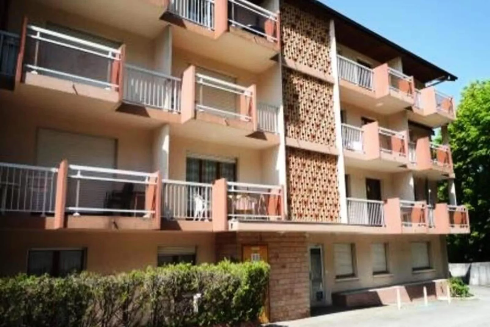 Résidence Le Saint Charles A-Buitenkant zomer