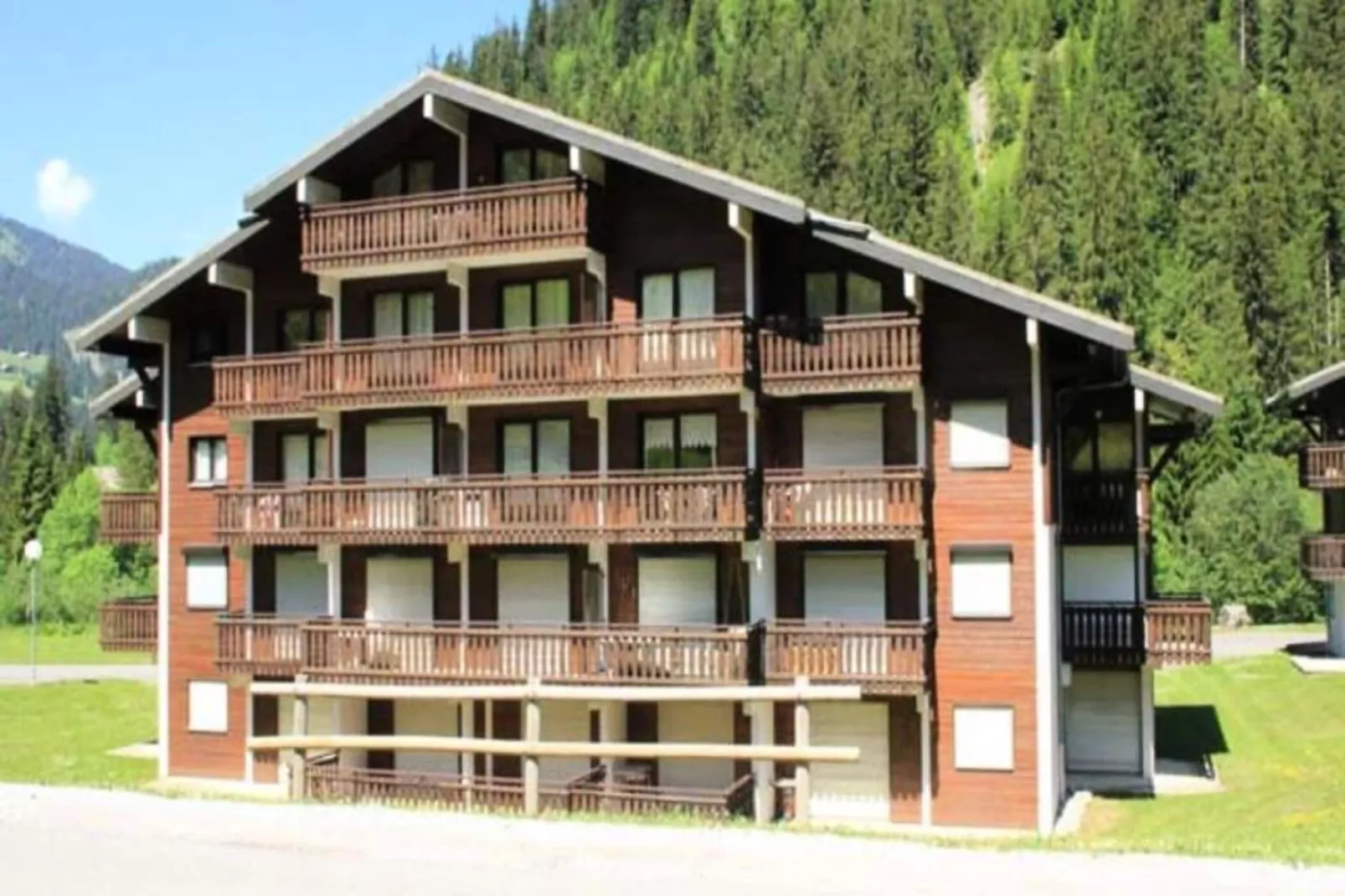 Résidence Le Perce-neige-Buitenkant zomer