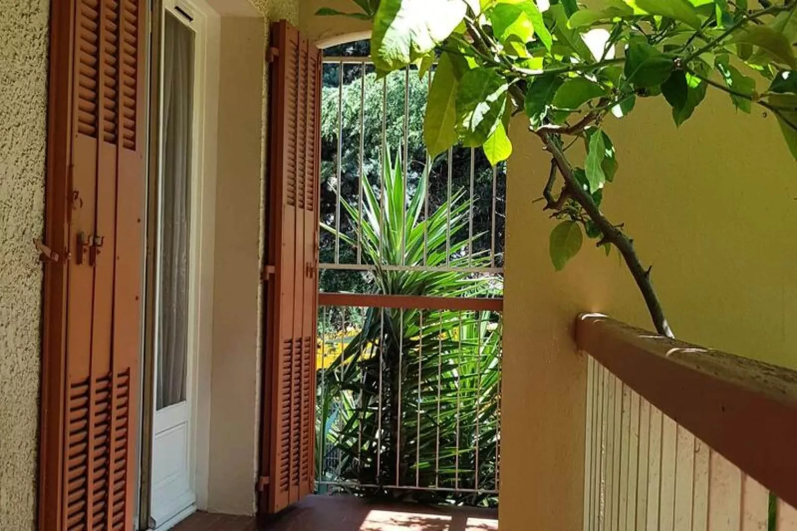 Résidence Bagatelle-Buitenkant zomer