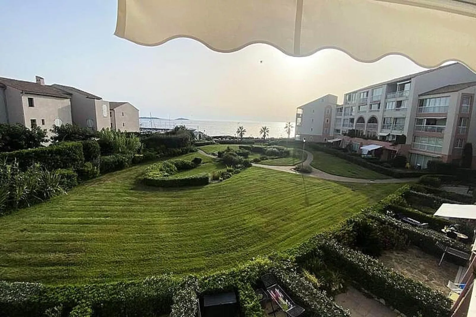 Résidence Morieres B-Uitzicht zomer