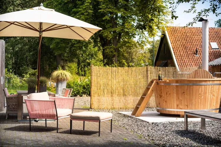 Design Farmers Barn Twente met Hottub-Buitenkant zomer