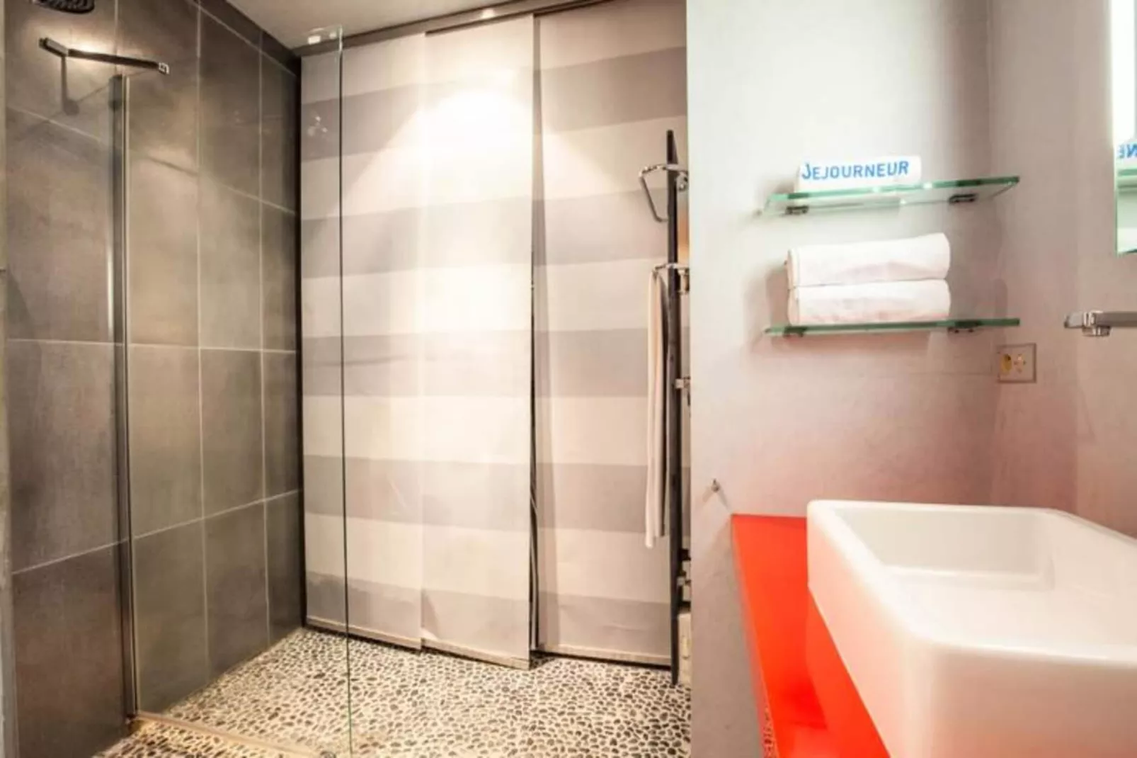 Superbe Appartement &agrave; La Belle Pierre Pour 4 Dans La Rue Des Antiquaires-Buitenkant zomer