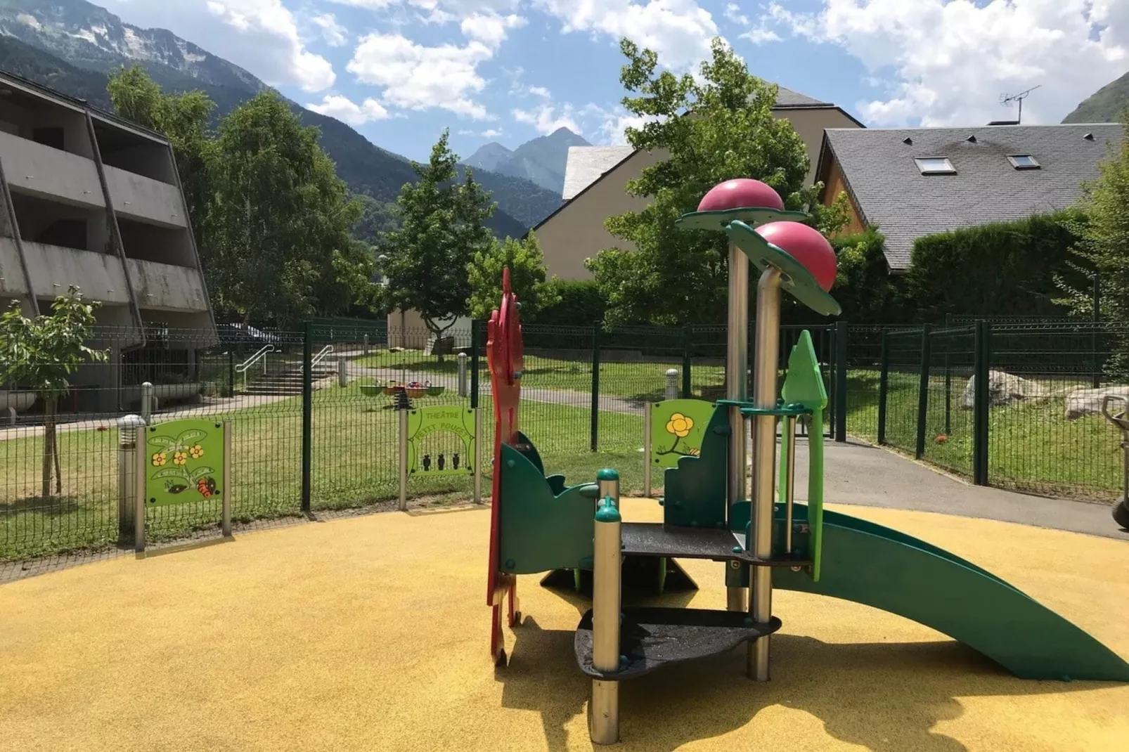 Résidence H.th.ii:bat.8-Tuinen zomer