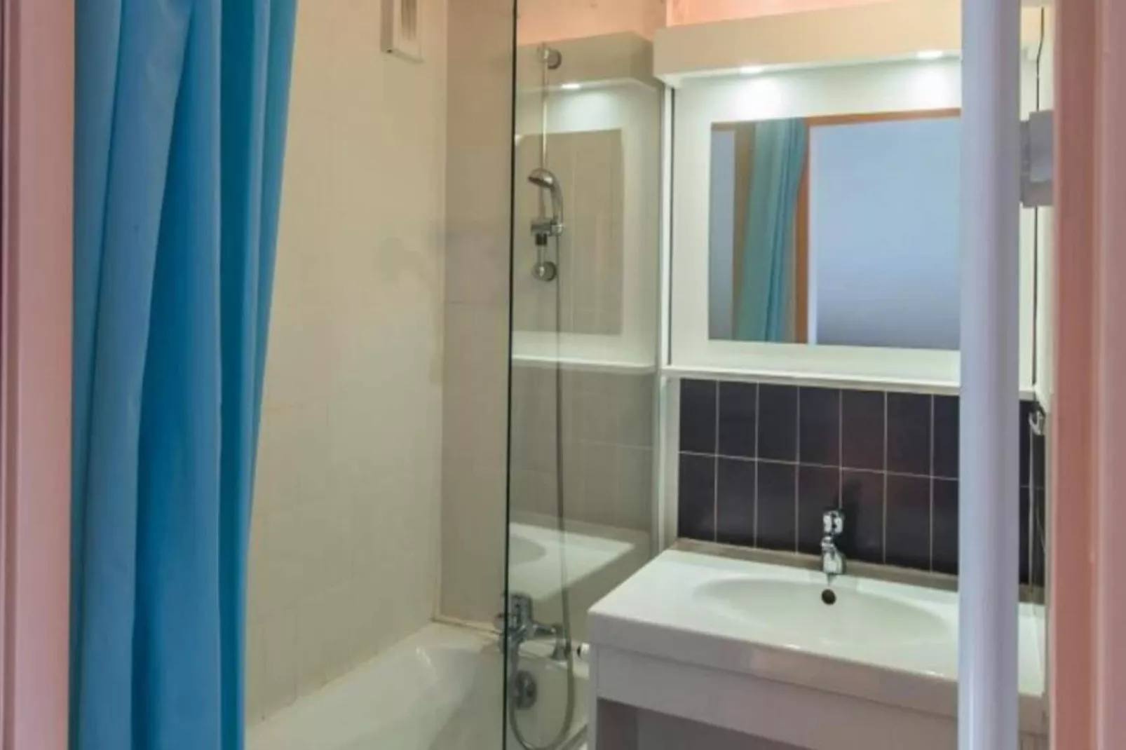 VVF Résidence Les Angles Pyrénées-Badkamer